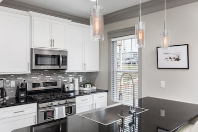3 King Bedrooms each with private bath, Beautiful Townhouse Minutes to Downtown 