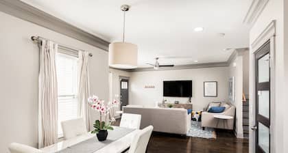Hermoso 3 Niv., 3HAB / 3. 5BA Townhouse minutos del centro de Nashville, 3 camas King