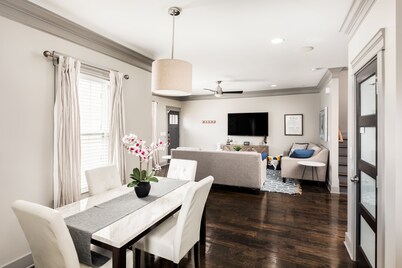 3 King Bedrooms each with private bath, Beautiful Townhouse Minutes to Downtown 