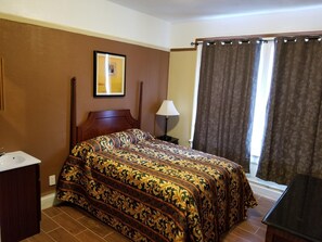 Escritorio, tabla de planchar con plancha, wifi gratis y ropa de cama