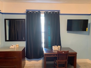 Escritorio, tabla de planchar con plancha, wifi gratis y ropa de cama