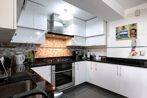 Full-sized fridge, microwave, oven, stovetop