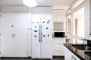 Full-size fridge, microwave, oven, stovetop
