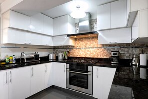 Full-size fridge, microwave, oven, stovetop - Central Apart in San Isidro - Lima (Lima)