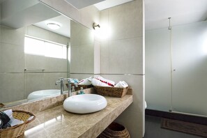 Douche, articles de toilette (gratuits), séchoir à cheveux