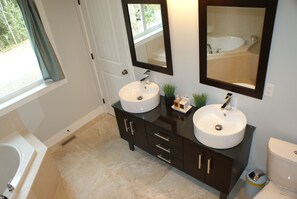 Combined shower/bathtub, jetted bath, hair dryer, towels - At Kawkawa lake!<br>90 minutes from Vancouver  Hope Awaits you! (Hope)