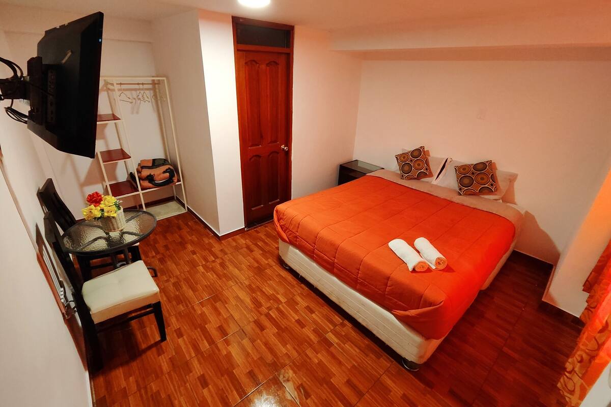 Quarto casal básico, 1 cama Queen | Edredons de pluma, camas com colchões de espuma com sistema de memória