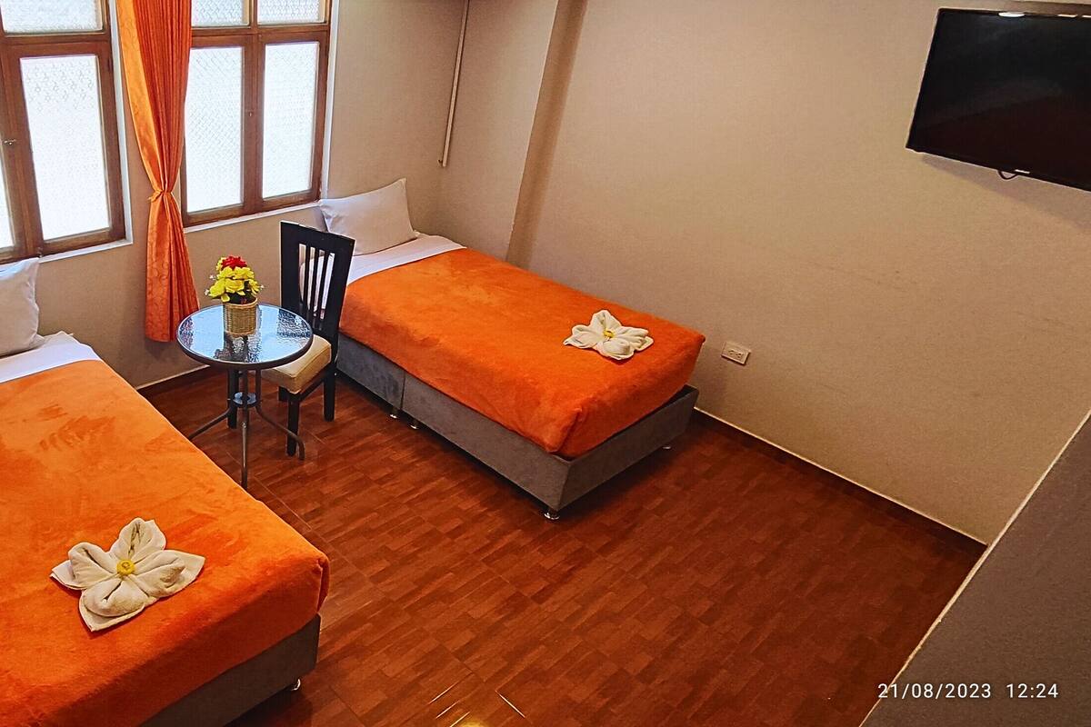 Quarto duplo básico, 2 camas de solteiro | Edredons de pluma, camas com colchões de espuma com sistema de memória