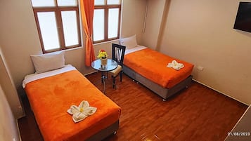 Habitación doble dos camas | Edredón, camas con efecto memoria y escritorio