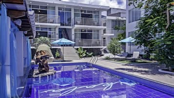 Outdoor pool, pool umbrellas, sun loungers
