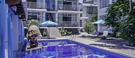Outdoor pool, pool umbrellas, sun loungers