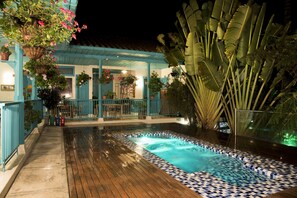 Bañera de hidromasaje al aire libre