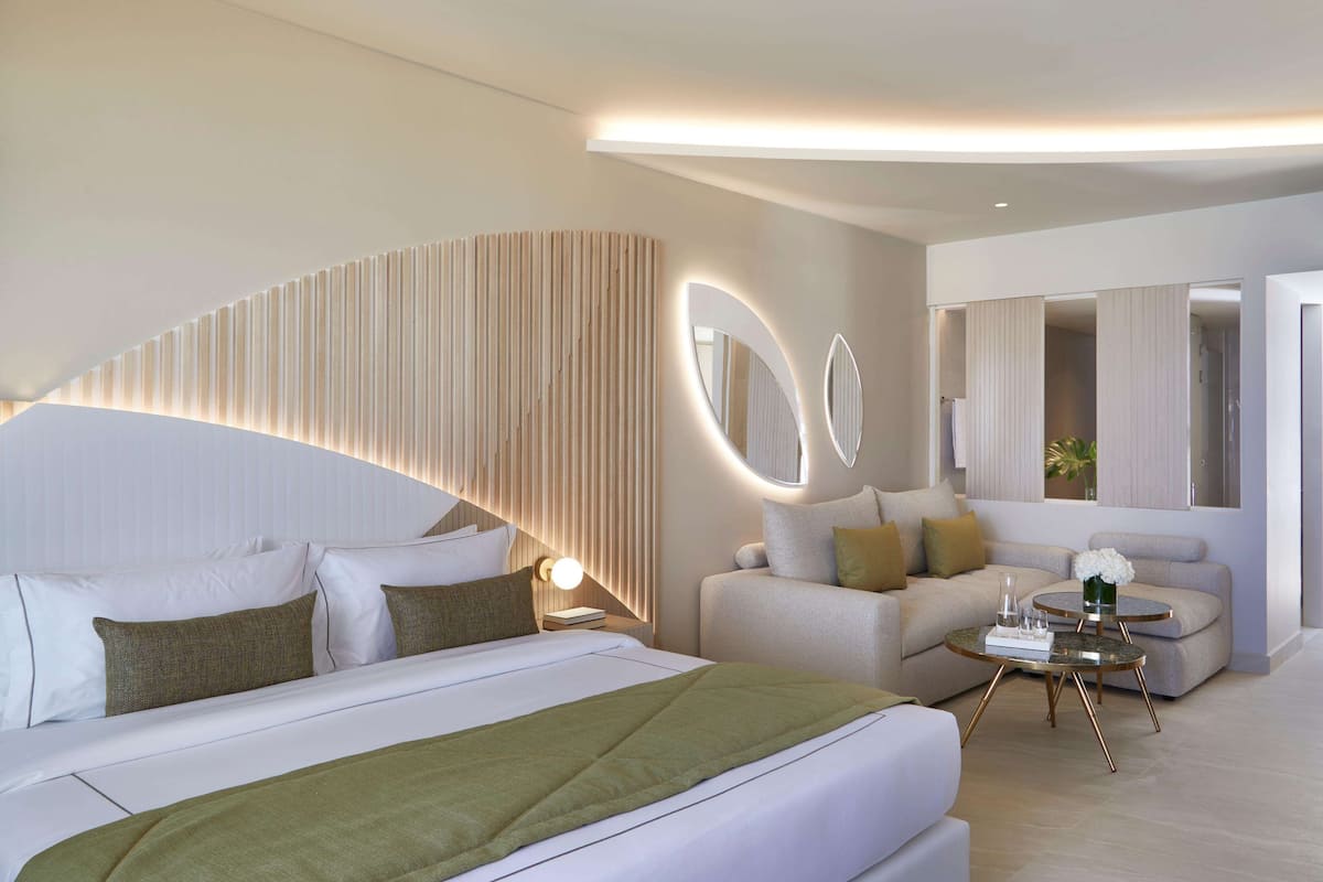 1 bedroom, premium bedding, free minibar, in-room safe