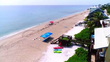 Playa privada, camastros, sombrillas y toallas de playa