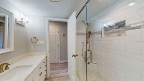Combined shower/tub, hair dryer, towels