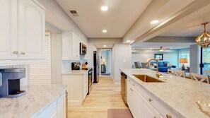 Geladeira, micro-ondas, fogão, cooktop