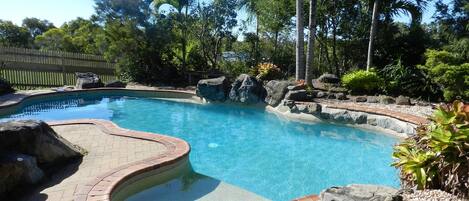 Una piscina al aire libre