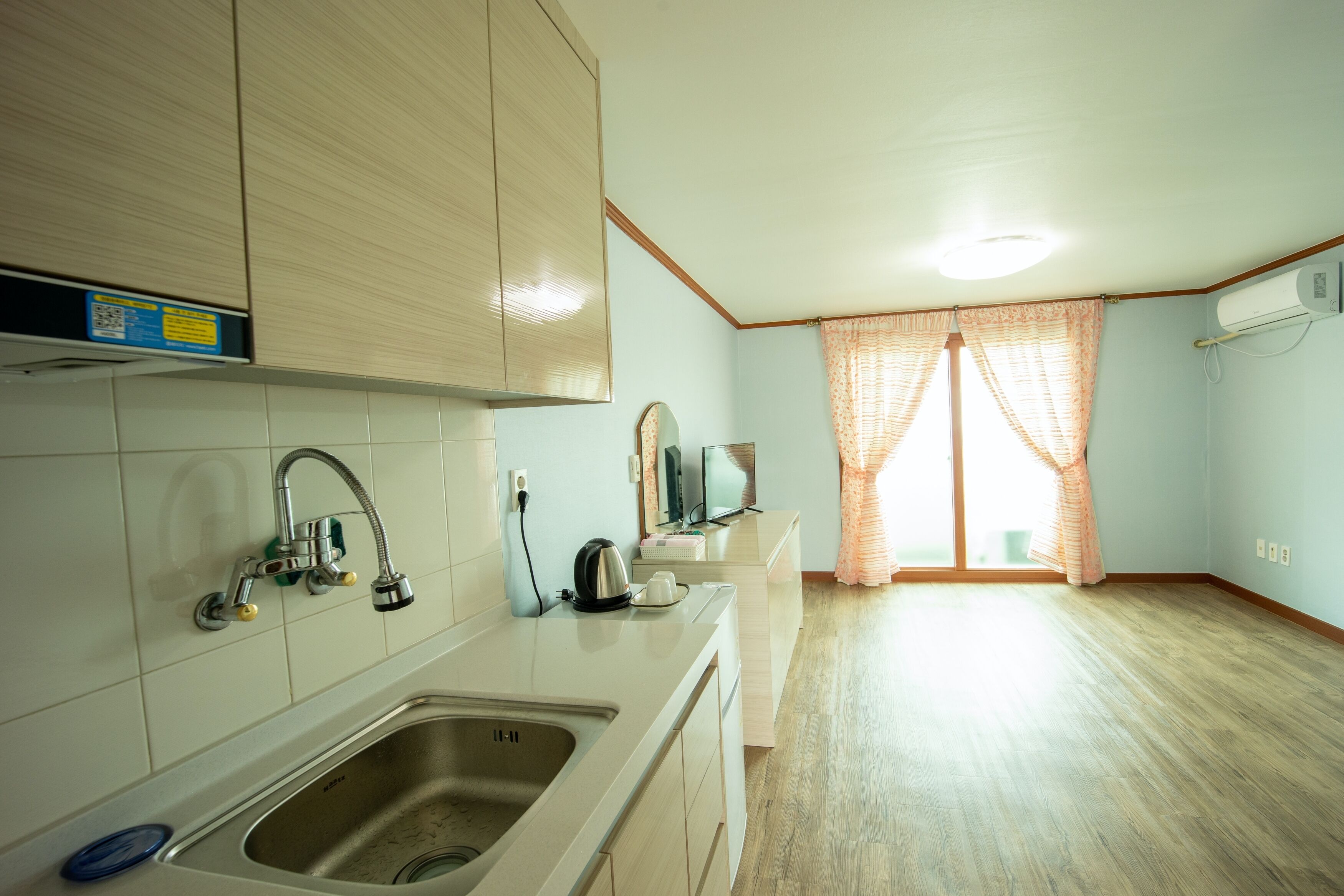 Korean style Ondol | Premium bedding, free WiFi