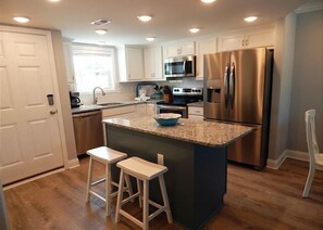 Køleskab, mikrobølgeovn, ovn, kogeplade