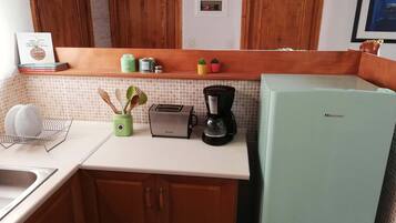 Frigorífico, horno, placa de cocina y cafetera o tetera