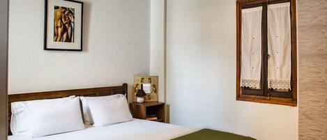 2 soverom, skrivebord, strykejern/-brett og wi-fi (inkludert)