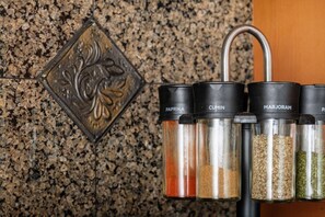 Ensemble douche/baignoire, sèche-cheveux, serviettes fournies, shampoing