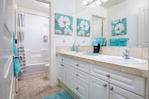 Combined shower/bathtub, hair dryer, towels, shampoo
