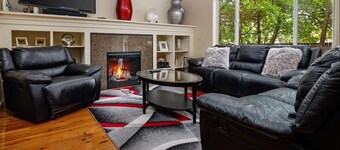 Plan d'étage ouvert moderne Beaverton Portland Family Home w / WIFI près d'Intel, Nike. 5 minutes de marche jusqu'à MAX