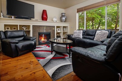 Modern Updated Home, Game Room, Open Layout, Family Friendly, Near Intel & Nike 5 Min Walk to MAX