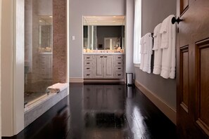 Combined shower/tub, hair dryer, towels, soap - Historic Ironmaster Mansion, located in the heart of Lancaster County, PA (Columbia)