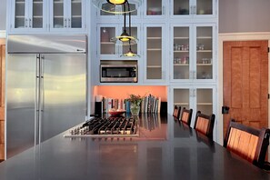 Réfrigérateur, four à micro-ondes, un four, surface de cuisson