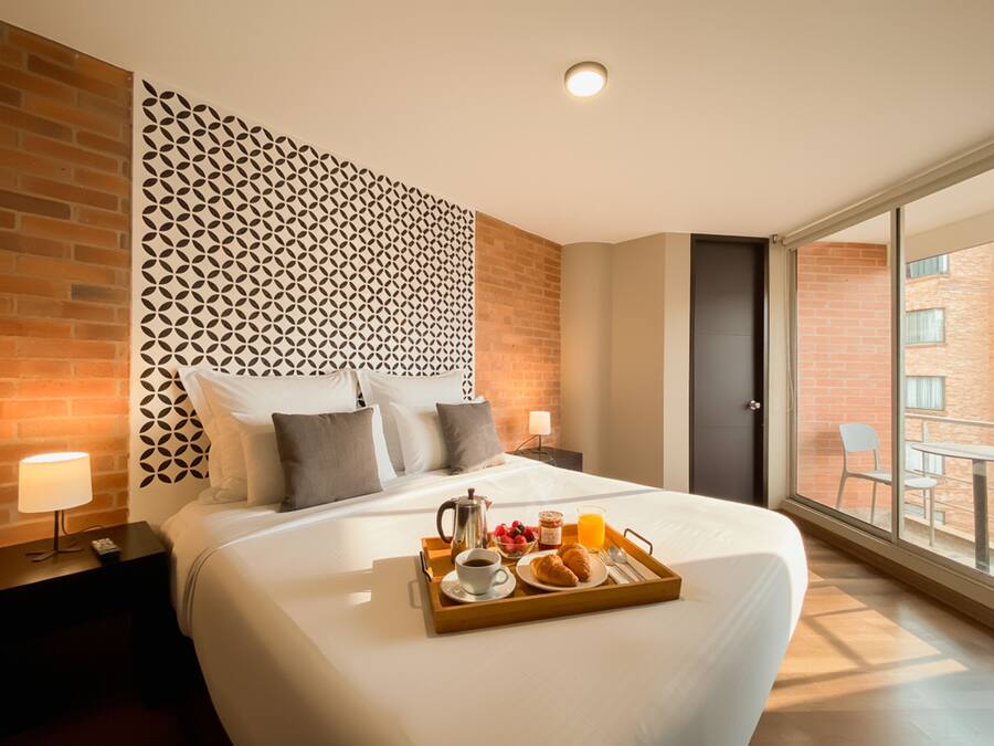 Superior Studio Suite, 1 Bedroom | Peralatan tempat tidur premium, bar mini, peti besi dalam bilik