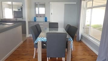 Rumah Mewah, 3 kamar tidur, pemandangan danau | Makan di kamar
