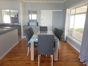 Maison luxueuse, 3 chambres, vue sur le lac | Repas dans la chambre