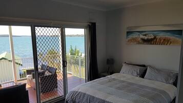 Nhà Cao cấp, 3 phòng ngủ, quang cảnh hồ | 3 phòng ngủ, bàn, màn/rèm cản sáng, bàn ủi/dụng cụ ủi quần áo