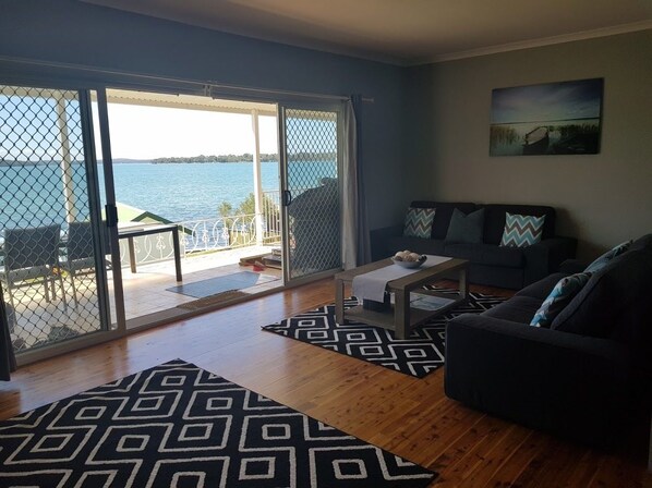 Luxury House, 3 Bedrooms, Lake View | Living area