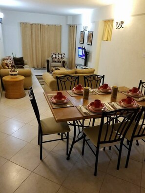 Dining - 3 Bedroom 2 Bathroom Apartment. Sleeps family of 6.<br>Very comfortable and safe <br> (Emerald Park West)