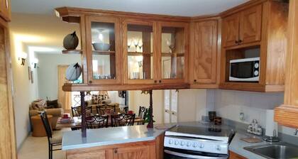 Apartamento de 3 dormitorios y 2 baños. Duerme familia de 6.<br>Muy comodo y seguro <br>