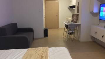 Basic Double or Twin Room, 1 Double Bed with Sofa bed, City View | Desk, iron/ironing board, free WiFi
