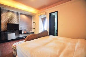 Romantic Room | Blackout drapes, soundproofing, free wired internet, bed sheets