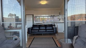 Platt-tv, eldstad och dvd-spelare