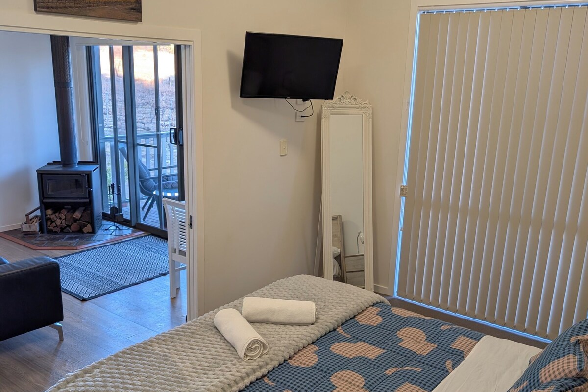 2 bedrooms, iron/ironing board, bed sheets