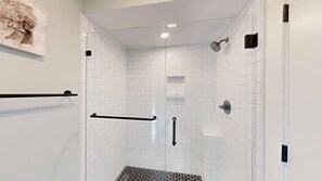 Combined shower/tub, hair dryer, towels