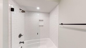Combined shower/tub, hair dryer, towels