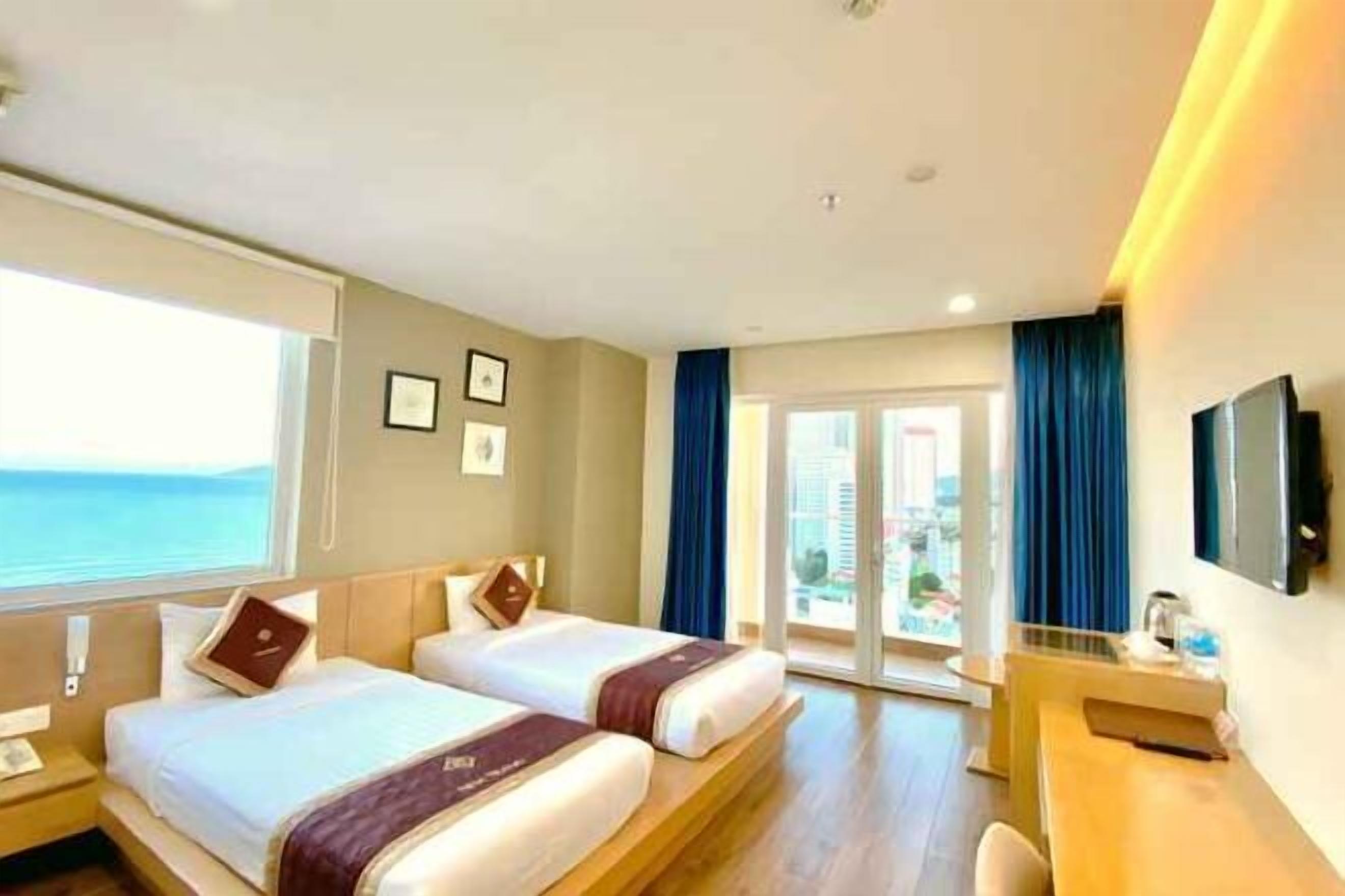 Minibar, pengeskab på værelset, skrivebord