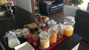 Ein Frühstücksbuffet mit verschiedenen Speisen und Getränken auf einer Tablett.