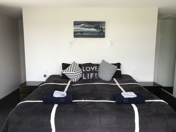 Desk, iron/ironing board, free WiFi, bed sheets - Wharepapa in the Lakes (Pyes Pa)