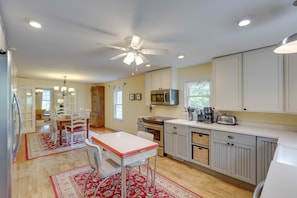 Fridge, microwave, stovetop, dishwasher - Weaverville Escape: Epic Mtn Views! (Weaverville)