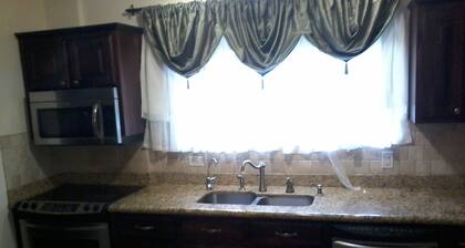 CntralVally View TwnHouse 3bd / 2. 5th, Cntral A / C & Hot Water-Wlk an der UNA Univrsity