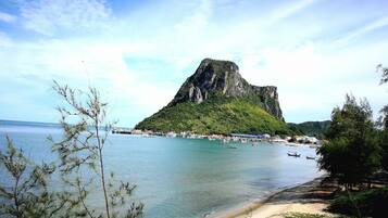 ビーチ、サンラウンジャー、ビーチパラソル、ビーチタオル